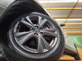 【純正18インチアルミホイール】外観にマッチした純正アルミホイールを装着しております。各種社外アルミホイールや、スタッドレスタイヤも取扱いしております。是非ご相談ください♪