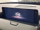 【12.3インチマツダコネクト】車内の雰囲気にマッチした大型ディスプレイ。スマホ接続でのナビ使用やBluetooth再生等、様々な機能が楽しめます。直感的なダイヤル操作が可能で、使い勝手も良好です。
