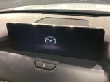 【12.3インチマツダコネクト】車内の雰囲気にマッチした大型ディスプレイ。スマホ接続でのナビ使用やBluetooth再生等、様々な機能が楽しめます。直感的なダイヤル操作が可能で、使い勝手も良好です。