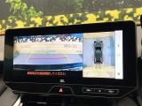 【パノラミックビューモニター】専用のカメラにより、上から見下ろしたような視点で360度クルマの周囲を確認することができます☆死角部分も確認しやすく、狭い場所での切り返しや駐車もスムーズに行えます。