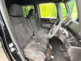 運転席まわりには十分なスペースがあり、大柄な方でもゆったり運転していただける環境です。