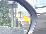 【ブラインドスポットモニター】走行中、ドアミラーの死角になりやすい箇所に後続車が接近するとサイドミラーのレンズに警告を表示!ドライバーに注意喚起をしてくれます。