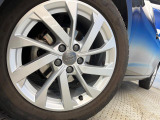 ●純正16インチアルミホイール:輸入車ならではの卓越した走りを支えるホイールと足回りです!日本車の走りに慣れている方にもぜひ体感して頂きたいほど、高いレベルでまとまっています!