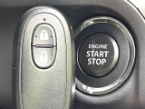 【キーレススタートシステム】カバンやポケットに入れたままでもドアの施錠・解錠が可能なスマートキーを装備。エンジンのオン・オフ時もカギを取り出す必要が無いからとっても便利です♪