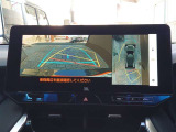 車を上から見下ろした視点で駐車をサポートするパノラマビューを搭載。運転席から確認しにくい車両周囲の状況を確認できます。