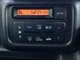 セレクトレバーの左上にオートエアコンがついてますので、簡単操作で快適に過ごせます。リア熱線のスイッチの中に、雪道に対応したサイドミラーヒーターも入っています。