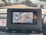 【全方位カメラ】自車を真上から見下ろす視点をモニターに映す機能。駐車や離合時の死角を無くして安全を支えます。トヨタ名のパノラミックビュー等、現代の商談では外せない必須の安全装備です。