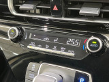 【オートエアコン】一度お好みの温度に設定すれば、車内の温度を検知し風量や温度を自動で調整。暑い&hellip;寒い&hellip;と何度もスイッチ操作をする必要はありません。快適な車内空間には必須の機能ですね♪