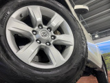 【純正17インチアルミホイール】外観にマッチした純正アルミホイールを装着しております。各種社外アルミホイールや、スタッドレスタイヤも取扱いしております。是非ご相談ください♪
