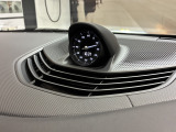 オプション設定のスポーツクロノパッケージ/モードスイッチを装着しております(ダッシュ中央のアナログメーターが車内のアクセントにもなり、走行モードの切り替えにより走りの質が変化します)