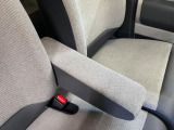 【アームレスト】運転中の身体の負担を軽減してくれるアームレストを装備♪