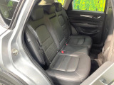 後部座席も気になるようなキズ・汚れやへたり等、大きなダメージはなく、良好な状態です。