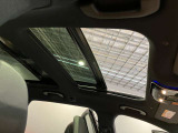 パノラミックルーフで明るい車内と開放感あるドライブをお楽しみいただけます。