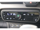フルオートエアコンが装備されています!お好みの温度設定をするだけでエアコンの風量やモードの切り替えを自動でコントロールしてくれます!ユーザーの操作が少なく燃費走行にもつながります!