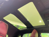 【パノラマルーフ】大型のガラスルーフ搭載で車内の解放感が一気にアップ!開放的なドライブをお楽しみいただけます。