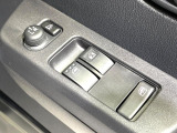 【電動格納ミラー】サイドミラーは電動格納式となっており、狭い駐車場でもキズがつくリスクを抑えられます。