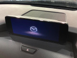 【10.25インチマツダコネクト】車内の雰囲気にマッチした大型ディスプレイ。スマホ接続でのナビ使用やBluetooth再生等、様々な機能が楽しめます。直感的なダイヤル操作が可能で、使い勝手も良好です。