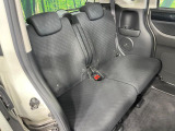 後部座席も気になるようなキズ・汚れやへたり等、大きなダメージはなく、良好な状態です。