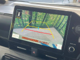 【バックカメラ】駐車時に後方がリアルタイム映像で確認できます。大型商業施設や立体駐車場での駐車時や、夜間のバック時に大活躍!運転スキルに関わらず、今や必須となった装備のひとつです!