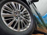 【純正17インチアルミホイール】外観にマッチした純正アルミホイールを装着しております。各種社外アルミホイールや、スタッドレスタイヤも取扱いしております。是非ご相談ください♪