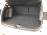 広々としたトランクスペースを備えており、日常の買い物から旅行の荷物までしっかり収納。使い勝手の良い荷室で、さまざまなシーンに対応できます。