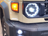 【LEDヘッドライト】悪天候や夜間走行時も良好な視界を確保し安心して運転できる高輝度LEDヘッドライトを装備!点灯速度が早く、消費電力も抑えられています。