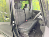 運転席シート廻りは使用感も少なく、良好な状態となっています。前オーナー様が丁寧に使っていたことがよくわかりますね。