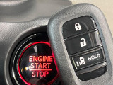 【Hondaスマートキー】カバンやポケットに入れたままでもドアの施錠・解錠が可能なスマートキーを装備。エンジンのオン・オフ時もカギを取り出す必要が無いからとっても便利です♪