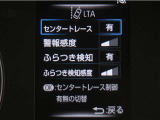 レーンディパーチャーアラートとは車線、又は走路からの逸脱の可能性を警告すると共に、車線、又は走路からの逸脱を避けるためのハンドル操作の一部を支援する機能です。詳細は販売店スタッフまでお尋ね下さい。