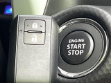 【キーレススタートシステム】カバンやポケットに入れたままでもドアの施錠・解錠が可能なスマートキーを装備。エンジンのオン・オフ時もカギを取り出す必要が無いからとっても便利です♪