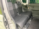 後部座席も気になるようなキズ・汚れやへたり等、大きなダメージはなく、良好な状態です。