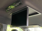 【フリップダウンモニター】大画面モニターで後席でもエンタメをお楽しみいただけます。小さなお子様にも大人気の装備です♪