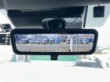 【デジタルインナーミラー(トヨタ)】車両後方カメラの映像をルームミラーに映すことが出来ます。 そのため、後席に人や荷物があって後方が見えづらい場合でもしっかり視界を確保することが出来ます。