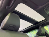 【パノラマルーフ】大型のガラスルーフ搭載で車内の解放感が一気にアップ!開放的なドライブをお楽しみいただけます。