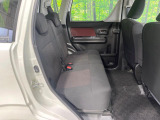 後部座席も気になるようなキズ・汚れやへたり等、大きなダメージはなく、良好な状態です。
