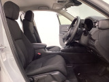 広い足元にゆったり座れるシートには肘掛けも装備しており長距離の運転でも疲れにくくなってます。女性でも運転がしやすいように、シートの高さ調整機能(シートリフター)がついています。