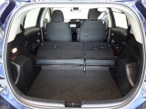 セカンドシートを倒した状態です。セカンドシートは独立可倒、荷物に合わせてラゲッジスペースをアレンジできます。
