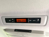 【リアオートエアコン】広い後部座席には必須の機能!風量や温度を自動で調整し前席と同様な車内環境にしてくれるリアオートエアコンを装備。夏の暑さも冬の寒さもストレスなく快適にお過ごしいただけます♪
