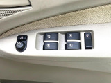 【電動格納ミラー】サイドミラーは電動格納式となっており、狭い駐車場でもキズがつくリスクを抑えられます。