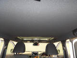 【ルーフライニング】**目立つシミや汚れもなく、とても清潔感のある状態を維持しています。黒基調の天井は落ち着いた空間を演出し、乗り込むたびに心地よい気分でドライブを楽しめます。