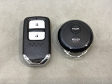 スマートキーを装備しています。鍵を差し込むことなくドアロックの開け閉めと、スタートボタン操作でのエンジンスタートができます。加えて、純正リモコンエンジンスターター用の操作キーもついています。