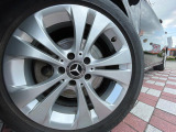 ●純正17インチアルミホイール:輸入車ならではの卓越した走りを支えるホイールと足回りです!日本車の走りに慣れている方にもぜひ体感して頂きたいほど、高いレベルでまとまっています!