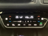 プラズマクラスター付き・オートエアコンがついてます。左右独立で温度設定のできるデュアルオートエアコンです。パネル内のシートヒータースイッチは前席の左右別々に温度設定ができます。