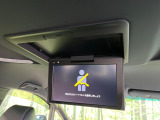【フリップダウンモニター】大画面モニターで後席でもエンタメをお楽しみいただけます。小さなお子様にも大人気の装備です♪