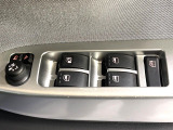 【電動格納ミラー】サイドミラーは電動格納式となっており、狭い駐車場でもキズがつくリスクを抑えられます。