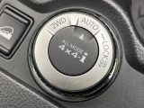 【オールモード4&times;4】2WD/4WDモードを手軽に切り替え可能。燃費重視の2WD、スタック時に役立つLOCK、AUTOモードでは4WDの配分を自動で調整し、路面状況を問わず安定した走りをサポート。