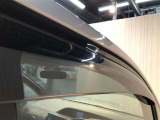 雨の日でも窓を開けたい時ってありますよね?サイドバイザーがついてると良いんですよ♪