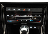 【エアコン】2ゾーンフルオートエアコンディショナー(運転席助手席)になっております。暑がりの方と寒がりの方が同席しても大丈夫です。