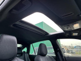 【ムーンルーフ】天井から太陽の穏やかな光や爽やかな風を取り込むことができる、トヨタの「サンルーフ」です!頭上のスイッチでムーンルーフを開閉することができます。
