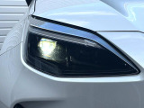 【LEDヘッドライト】悪天候や夜間走行時も良好な視界を確保し安心して運転できる高輝度LEDヘッドライトを装備!点灯速度が早く、消費電力も抑えられています。